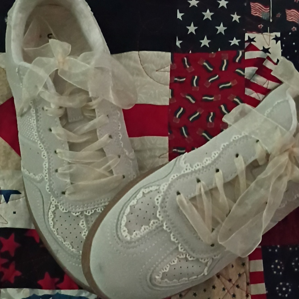 Women's Cream Lace-Trim Casual Sneakers - Picture 4 of 8